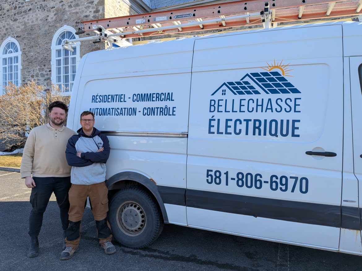 Édouard Bérubé-McGee conseillé aux entreprises et Hubert Morin-Bussières, propriétaire de Bellechasse Electrique.