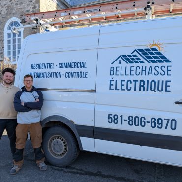 Édouard Bérubé-McGee conseillé aux entreprises et Hubert Morin-Bussières, propriétaire de Bellechasse Electrique.